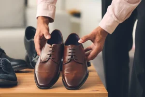 Schuhverkäufer zeigt Schuhe