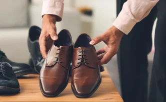 Schuhverkäufer zeigt Schuhe