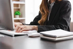 Frau am Computer im Büro