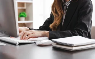 Frau am Computer im Büro